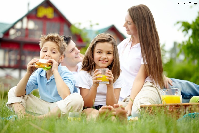 在户外野餐的一家人图片