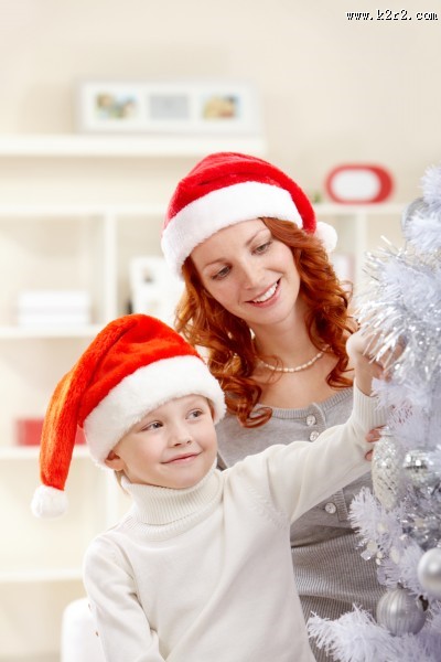 装扮圣诞树的儿童图片大全