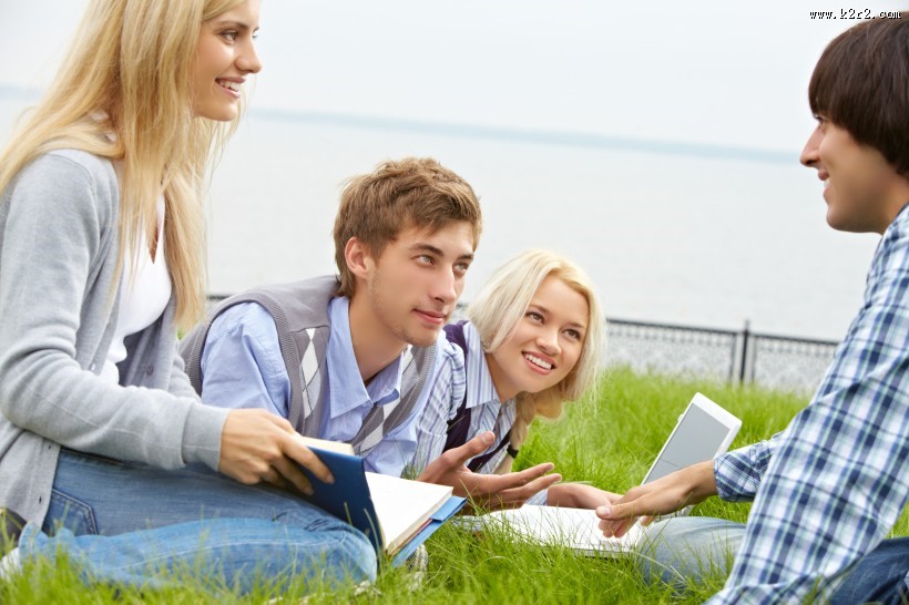 一起学习的大学生图片