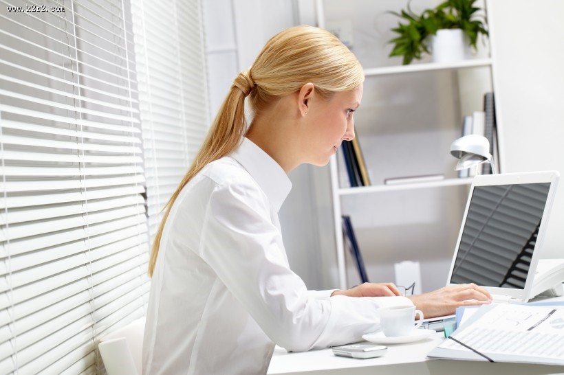 辛苦工作的白领丽人图片大全