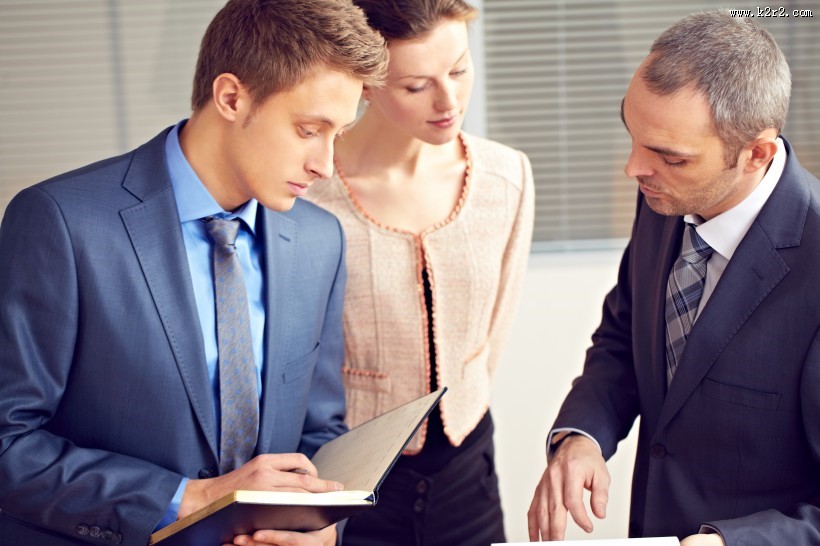 讨论工作的白领图片