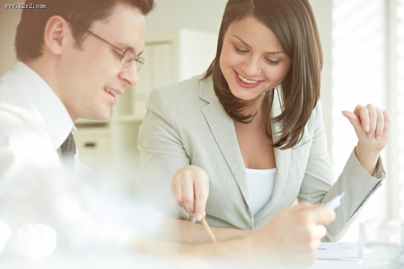 讨论工作的白领图片