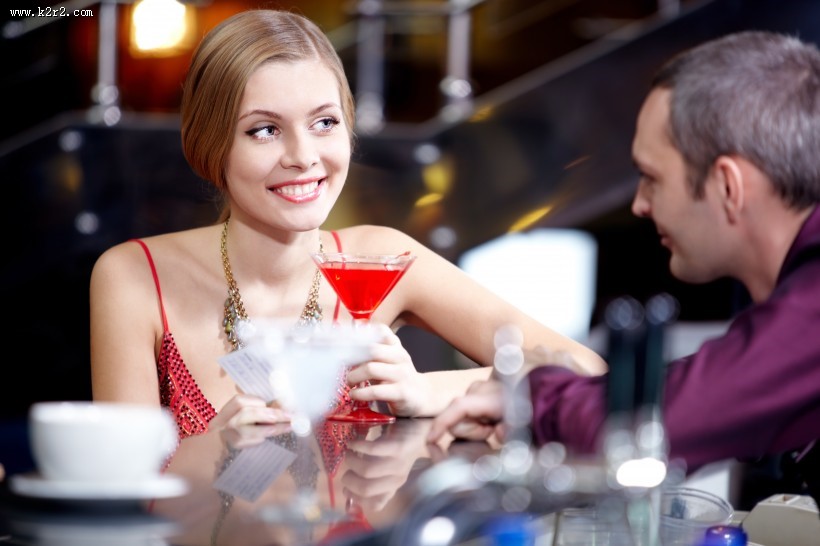 拿着酒杯的美女图片大全