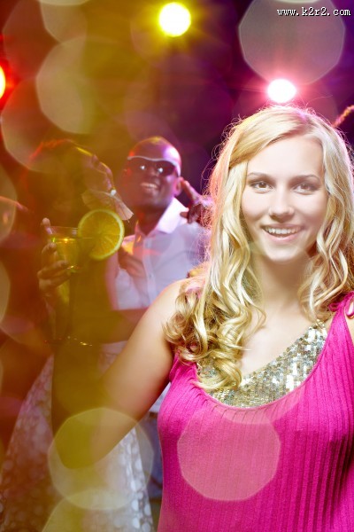 拿着酒杯的美女图片大全