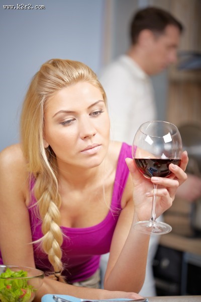 拿着酒杯的美女图片大全