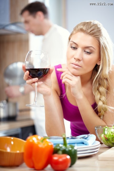 拿着酒杯的美女图片大全