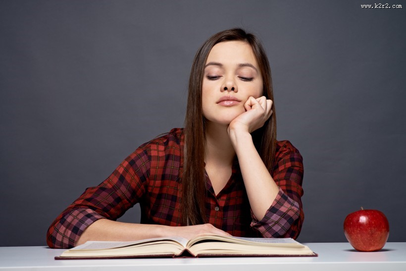 看书的美女图片