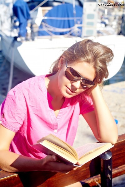 看书的美女图片