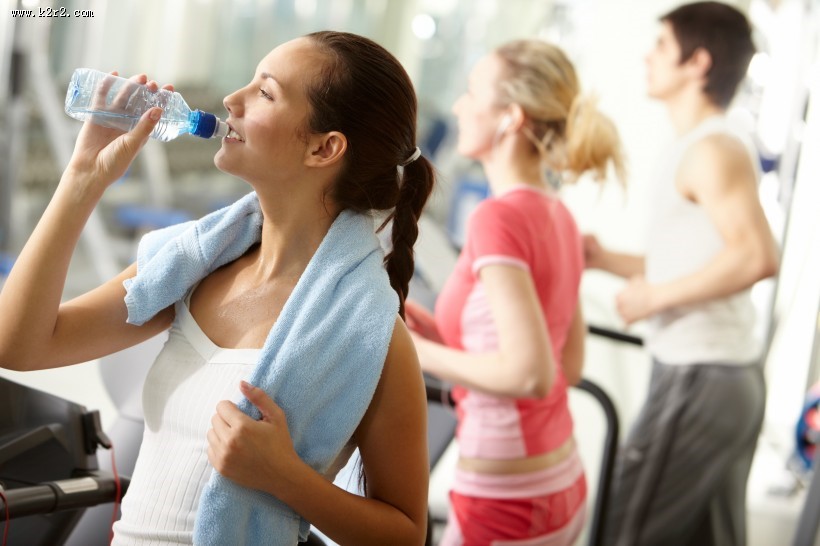 喝纯净水的美女图片