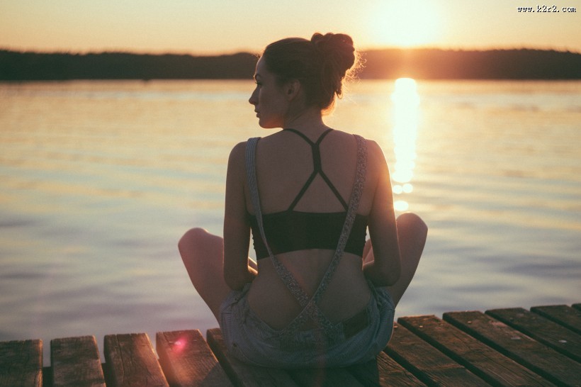 坐在地上的女孩图片大全