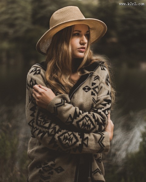 戴帽子的女孩图片