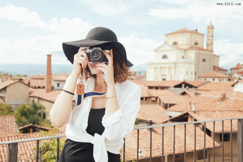 拿相机拍照的青年图片