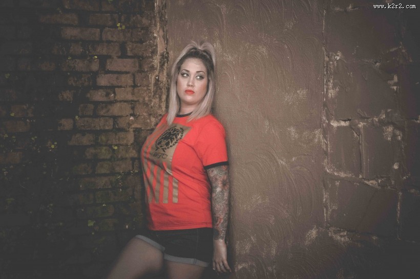 靠着墙的人图片大全