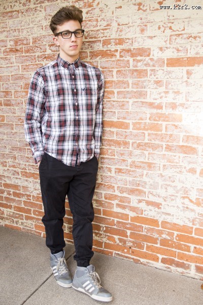 穿着格子衬衫的男孩图片