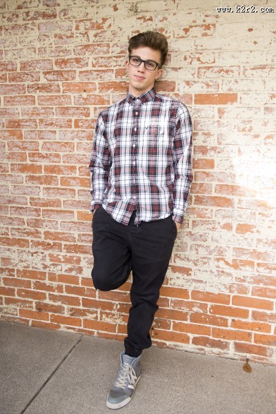 穿着格子衬衫的男孩图片