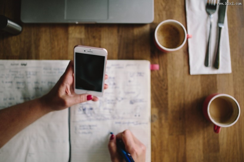 女孩在咖啡厅学习的图片