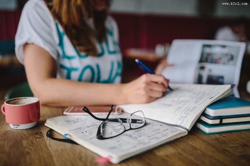 女孩在咖啡厅学习的图片