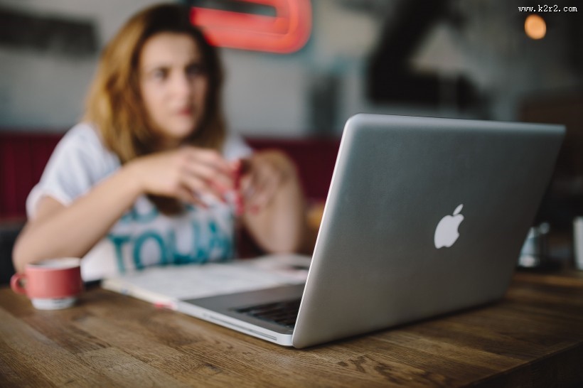 女孩在咖啡厅学习的图片