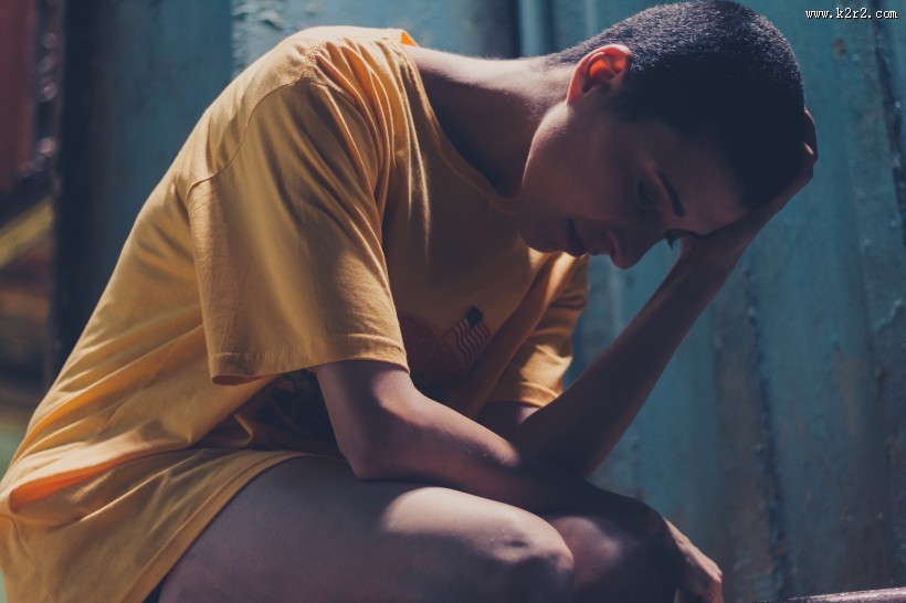 看起来悲伤的人图片大全