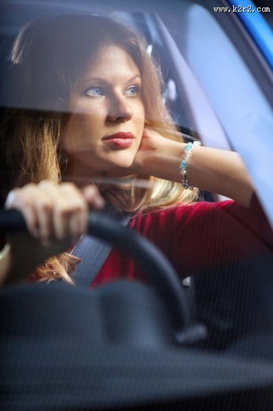 开车的美女图片