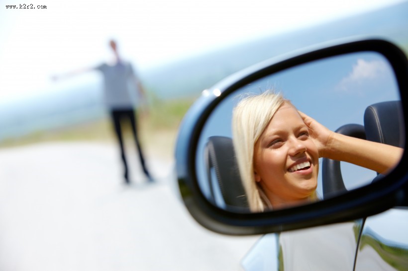 轿车上的美女图片