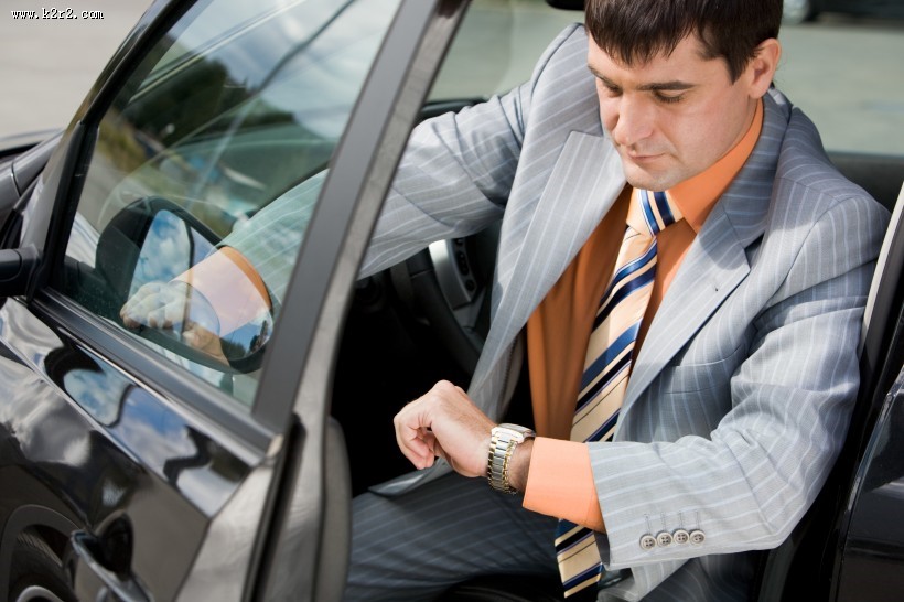 坐在车上的白领图片