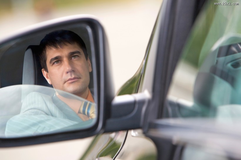 坐在车上的白领图片