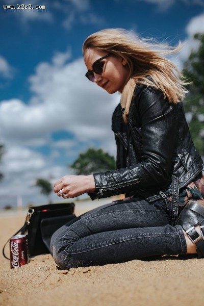 海滩上的美女图片