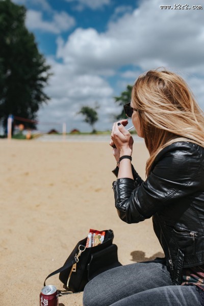海滩上的美女图片