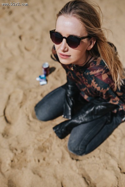 海滩上的美女图片