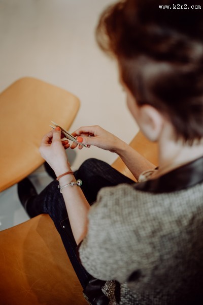 在聚会中折纸的女孩们的图片