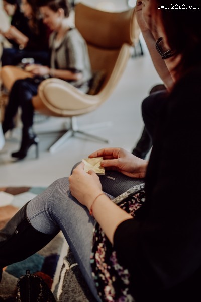 在聚会中折纸的女孩们的图片