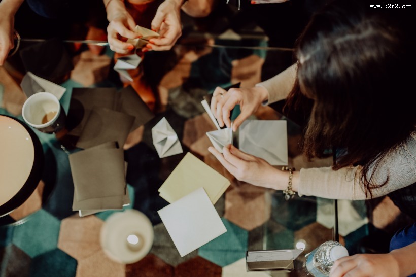 在聚会中折纸的女孩们的图片