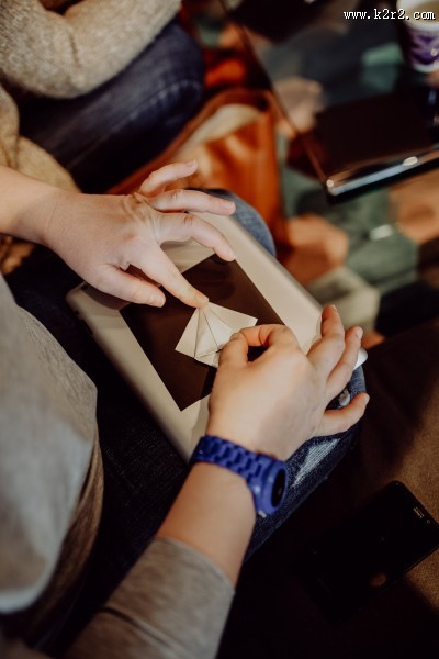 在聚会中折纸的女孩们的图片