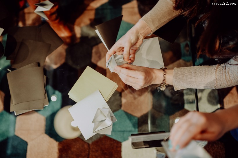 在聚会中折纸的女孩们的图片