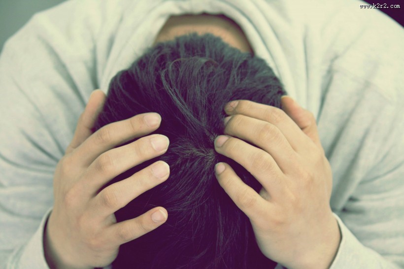 忧伤的男士图片