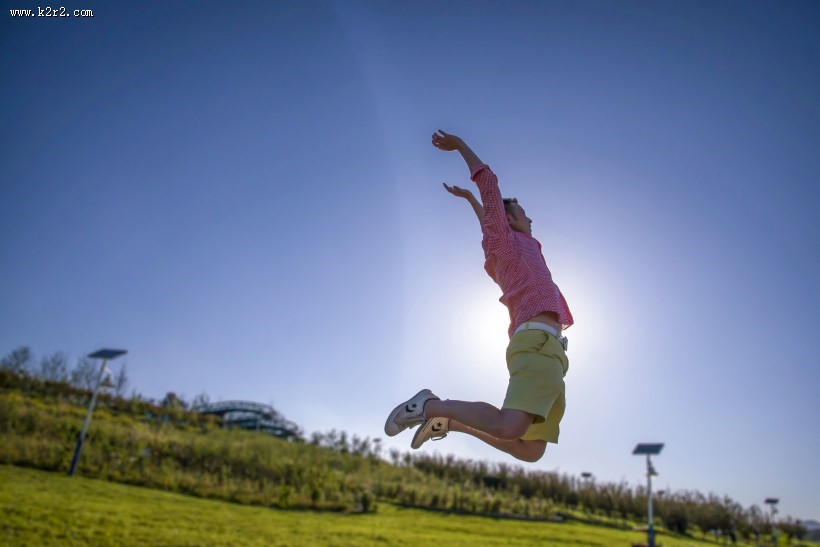 跳跃的时尚青年图片