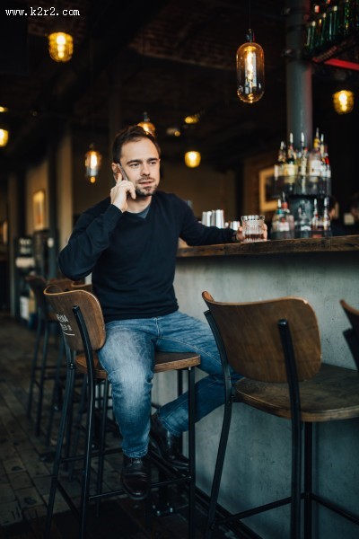 英俊的年轻人在酒吧的图片
