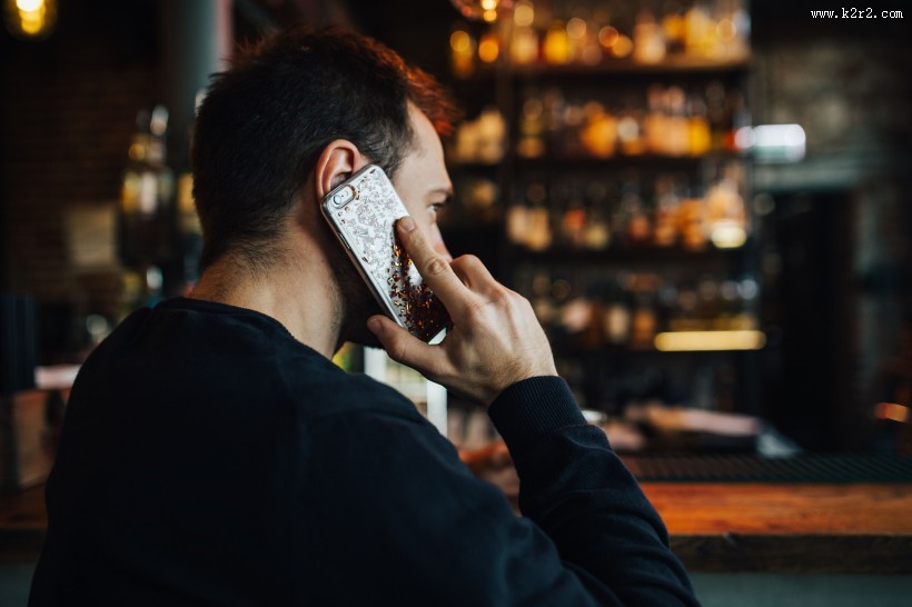 英俊的年轻人在酒吧的图片