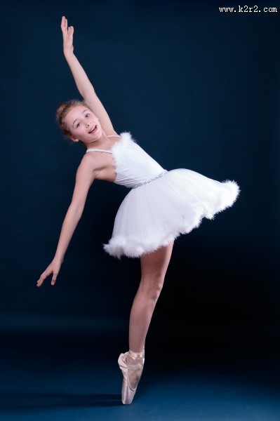 跳芭蕾舞的小女孩图片