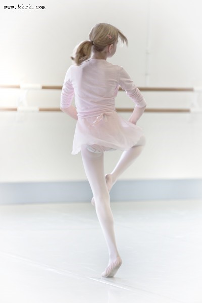 跳芭蕾舞的小女孩图片