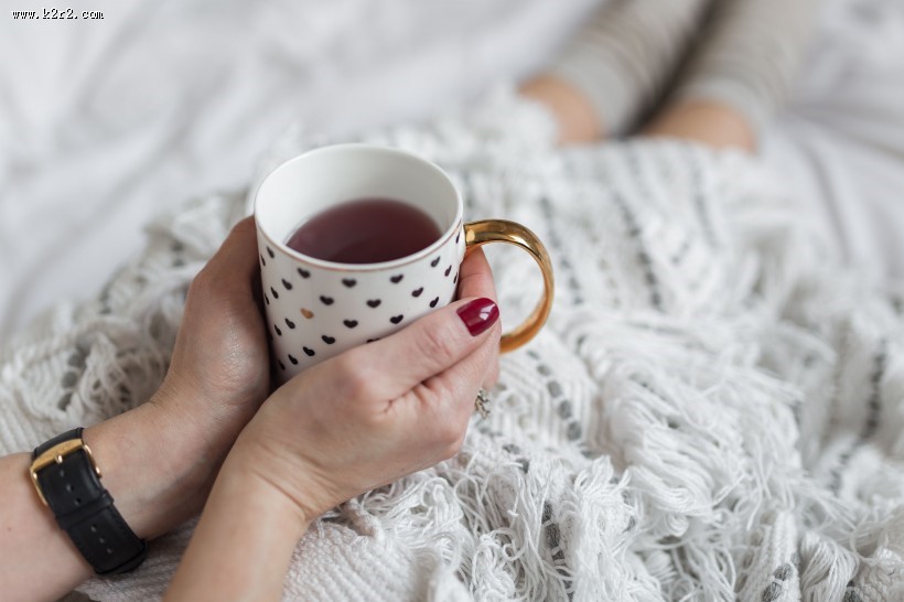 一边看书一边喝咖啡的女人图片大全
