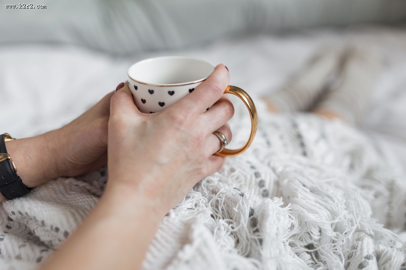 一边看书一边喝咖啡的女人图片大全