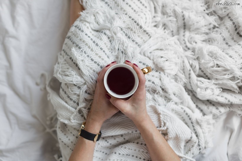 一边看书一边喝咖啡的女人图片大全