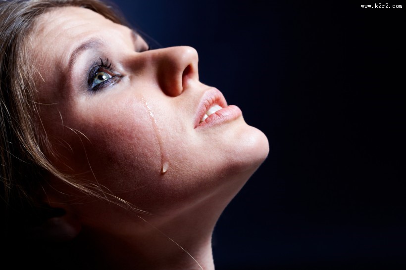 伤心难过的美女图片