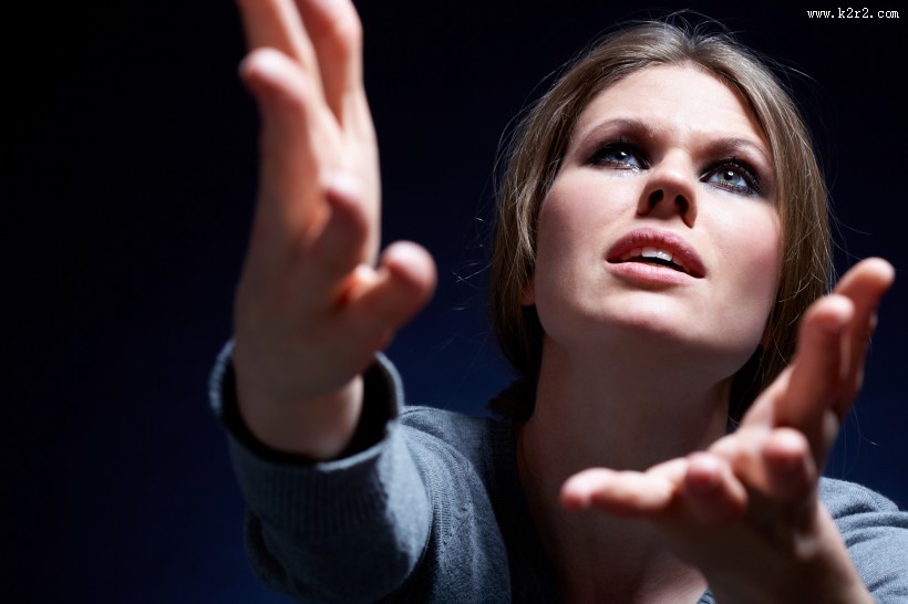 伤心难过的美女图片