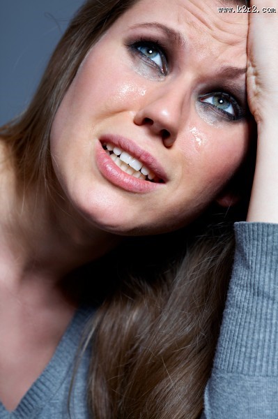 伤心难过的美女图片