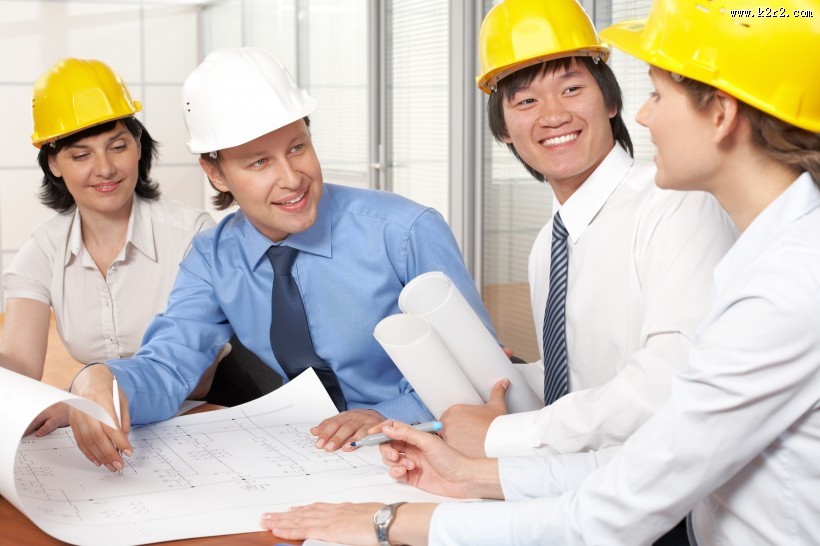 戴着黄色安全帽的工程师图片