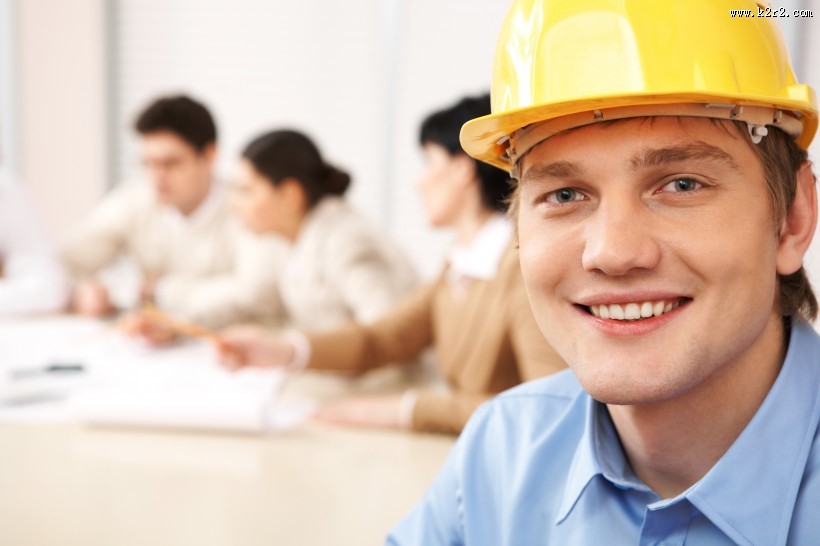 戴着黄色安全帽的工程师图片