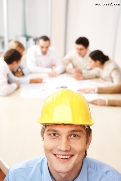 戴着黄色安全帽的工程师图片